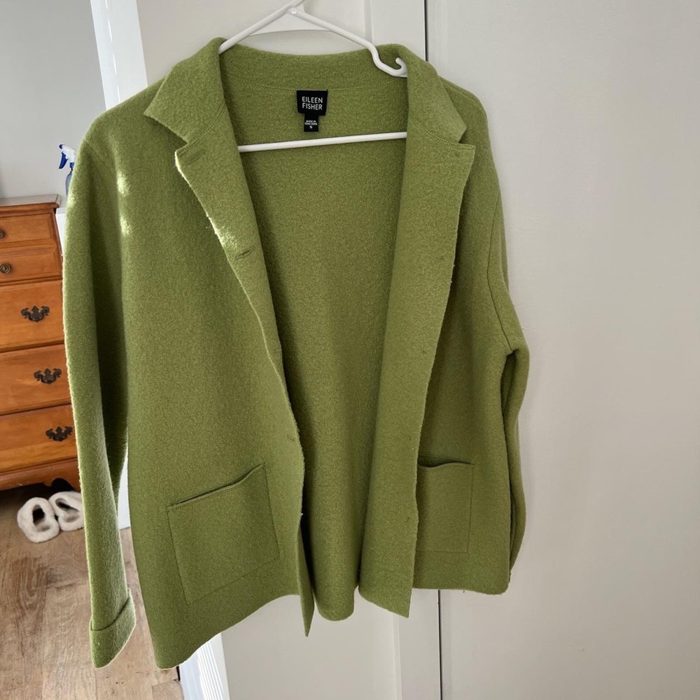 moss green eileen fisher blazer jacket
100% wool
size small
